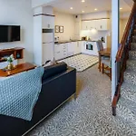 Beauty In The Cbd - 1Bed Free Parking Pool
