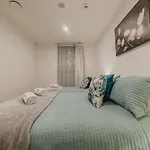 Convenient City Pad - 2Br Laundry Sleeps 5