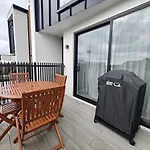 Luxury 3 Bed Townhouse By Hagley Park With Garage
