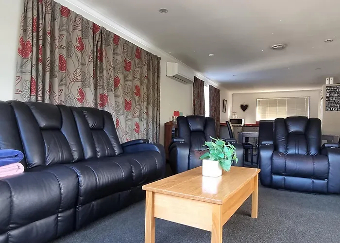 4Bed 2Bath House 5 Mins Walk To Palms & Golf Club