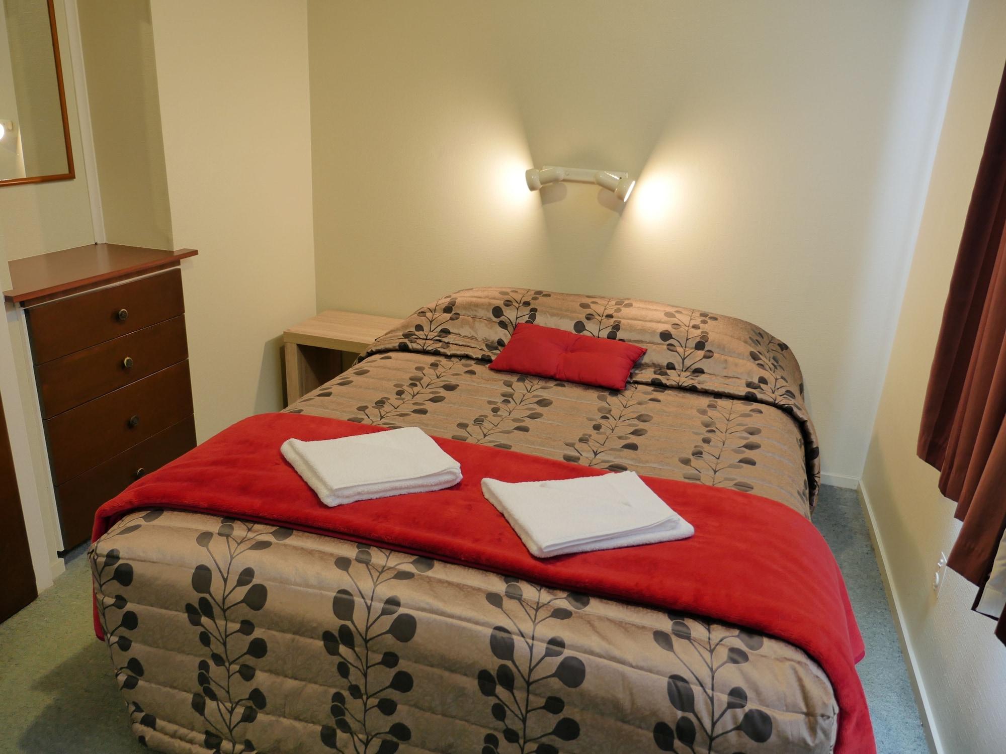 Econo Canterbury Court Motel 3*