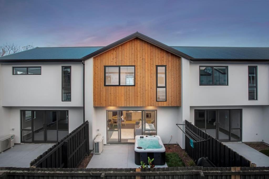 Stylish Townhouse With Hot Tub * Christchurch
