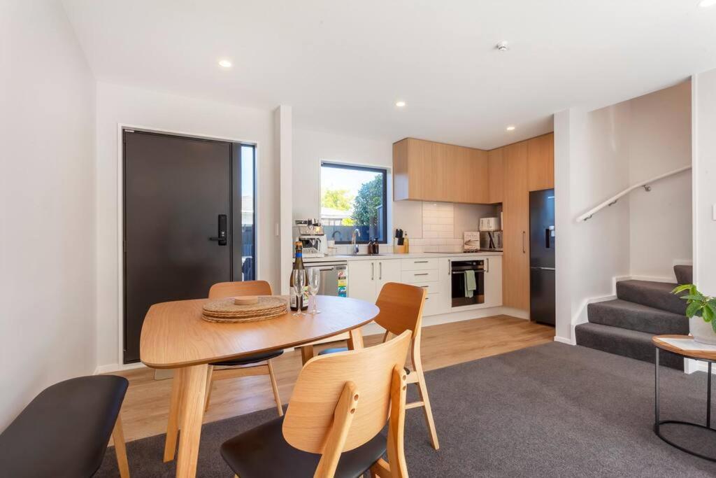 Stylish Townhouse With Hot Tub Apartment Christchurch