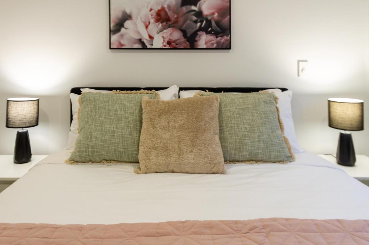 Chic Cbd Townhouse 2 Bed 2 Bath Apartment