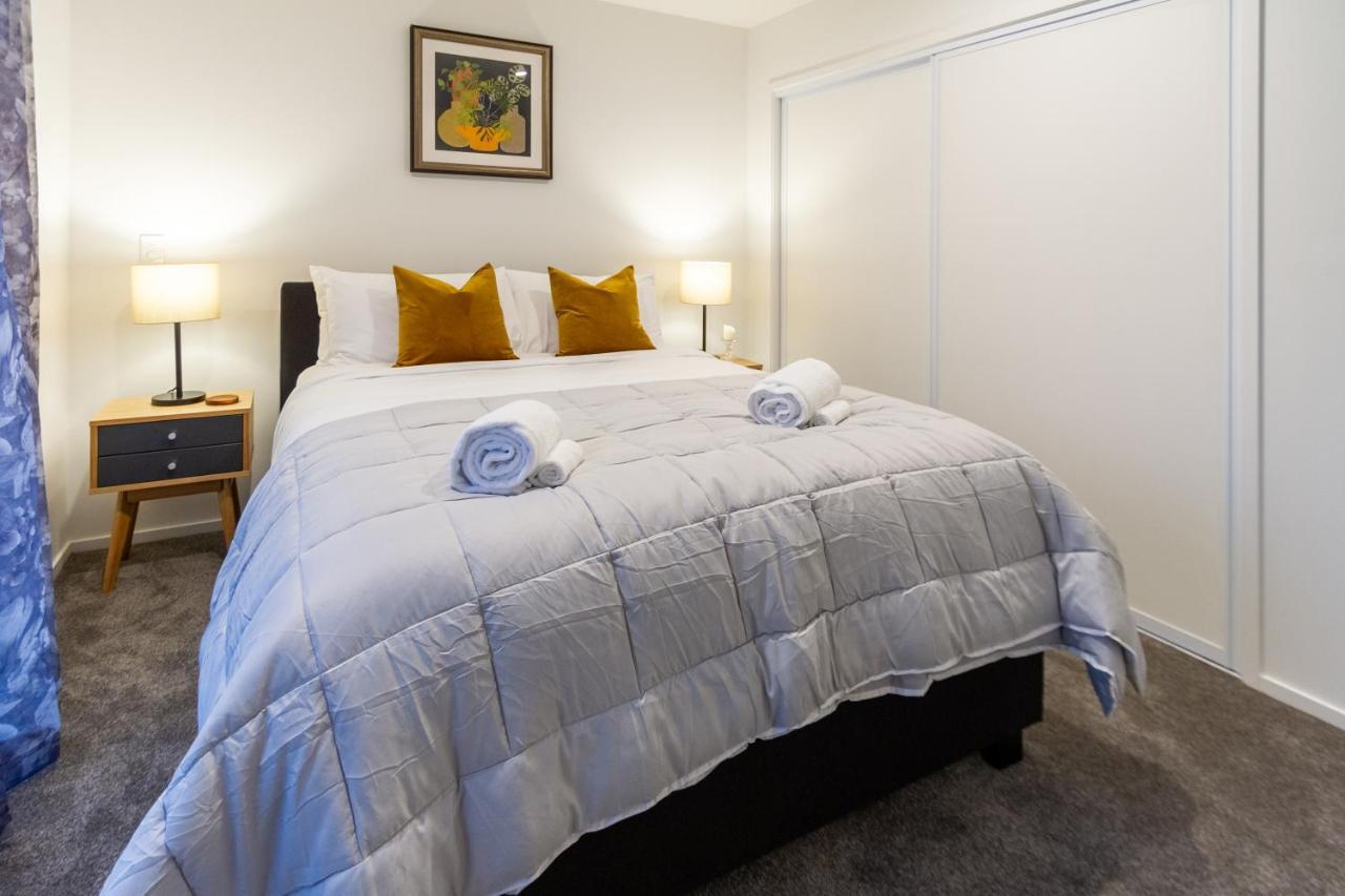 3 Bedroom 2 Bathroom Hagley Parkside Perch Apartment *