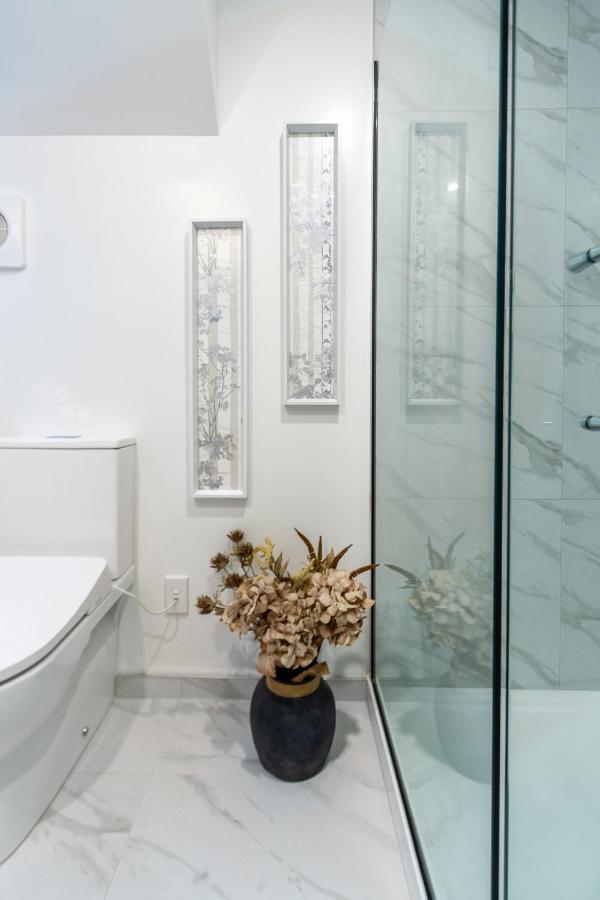 3 Bedroom 2 Bathroom Hagley Parkside Perch Apartment *