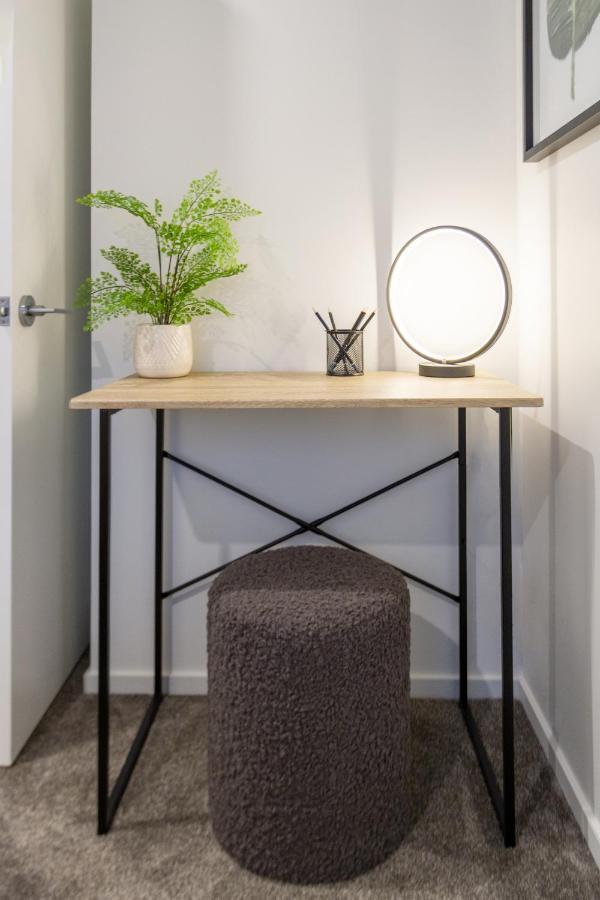 3 Bedroom 2 Bathroom Hagley Parkside Perch Apartment *