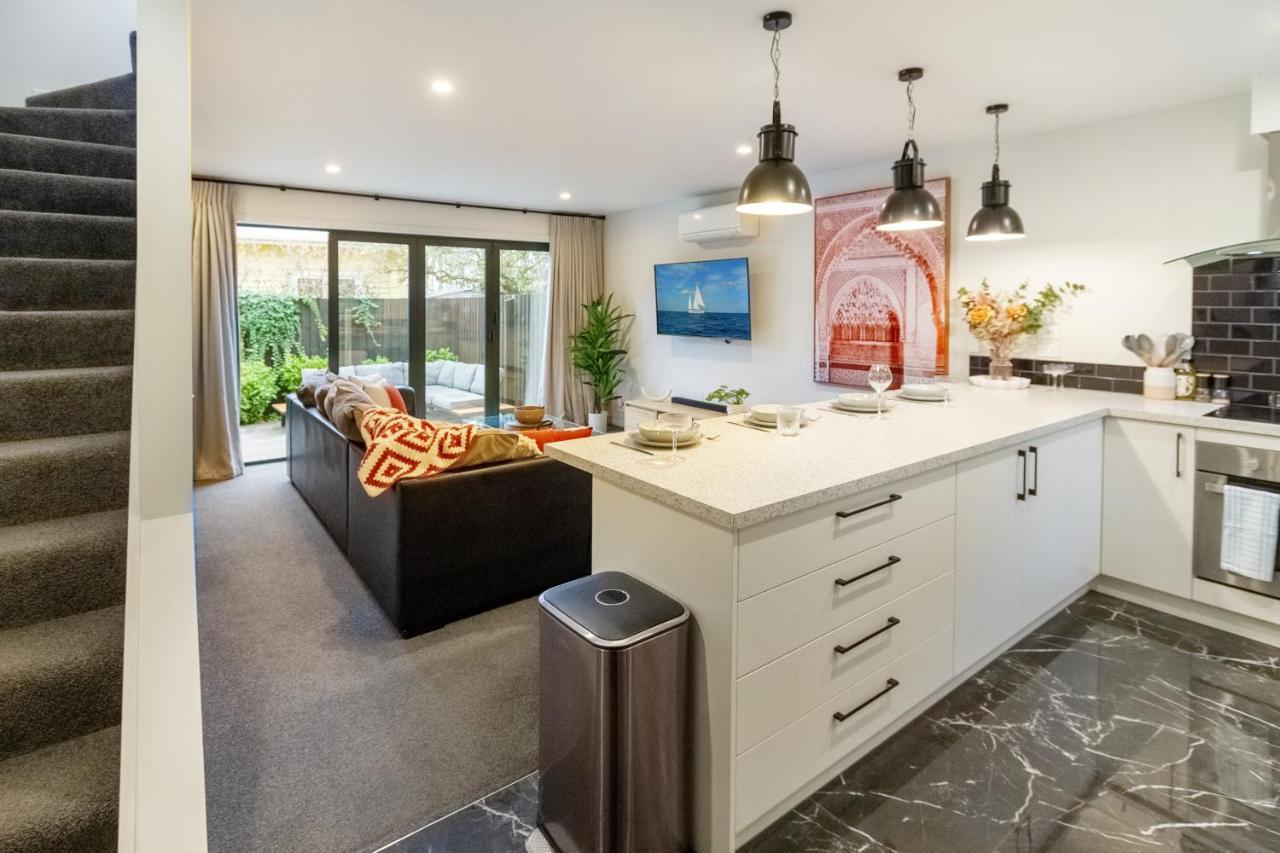 Downtown Delight 2 Bed 1 Bath - Single Garage Apartment *