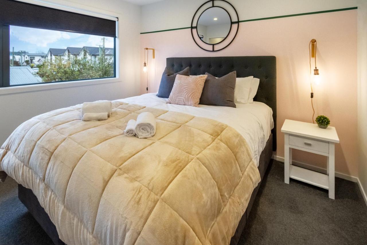 Apartment Downtown Delight 2 Bed 1 Bath - Single Garage