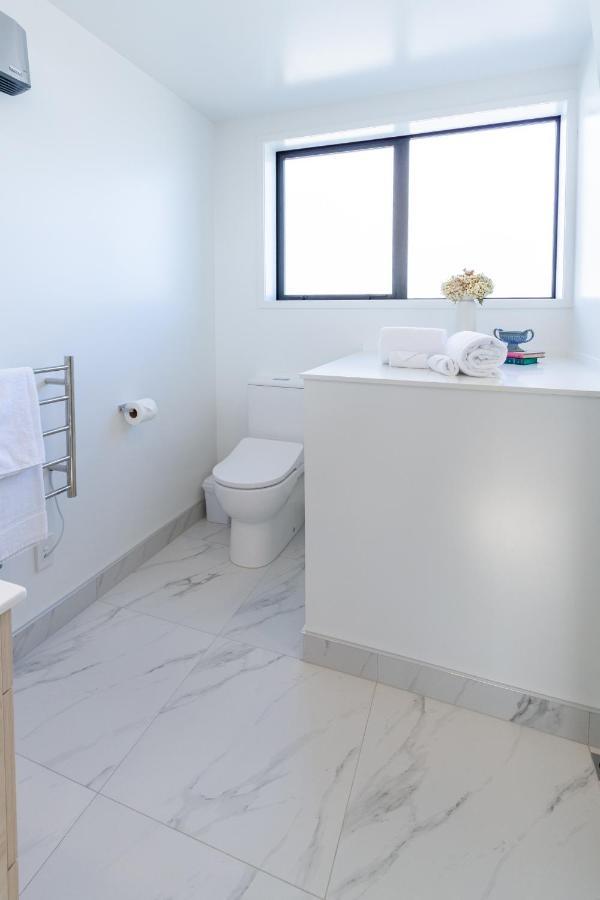Modern Townhouse Cashel Street 2 Bed 2 Bath Apartment