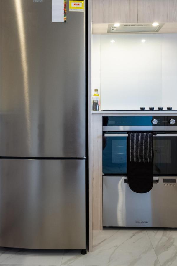 Executive Hideaway 5 Mins To Hagley Park Riverside 4 Beds 4 Bath Apartment Christchurch