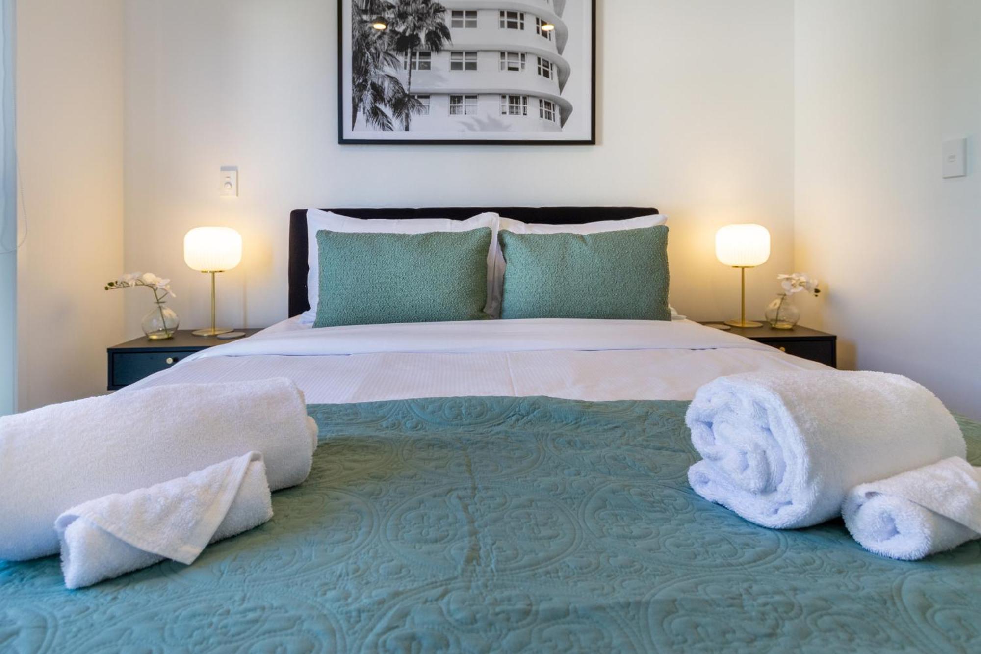 Executive Hideaway 5 Mins To Hagley Park Riverside 4 Beds 4 Bath Apartment *