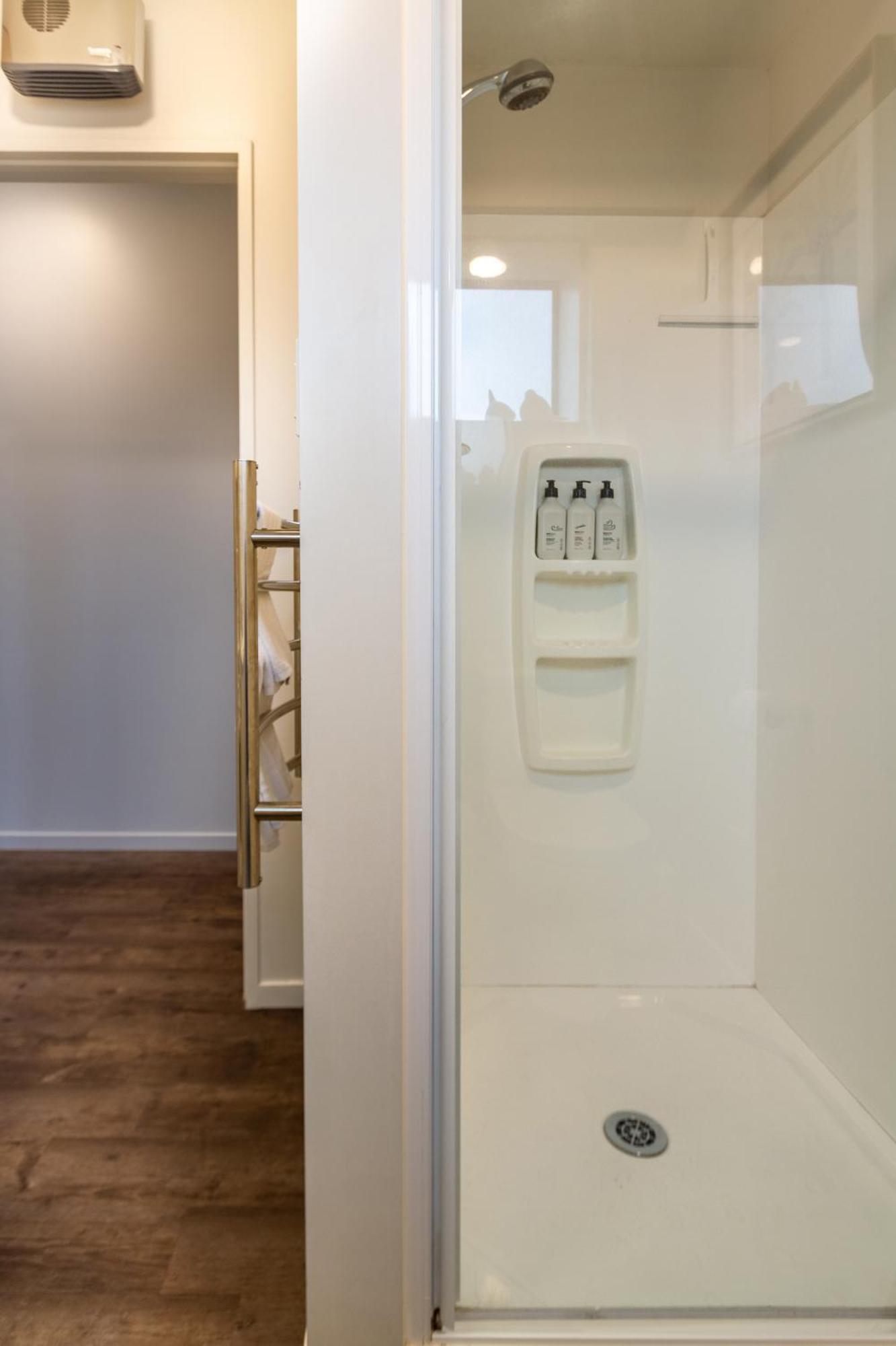 Luxurious - Single Level 2 Bed Apartment *