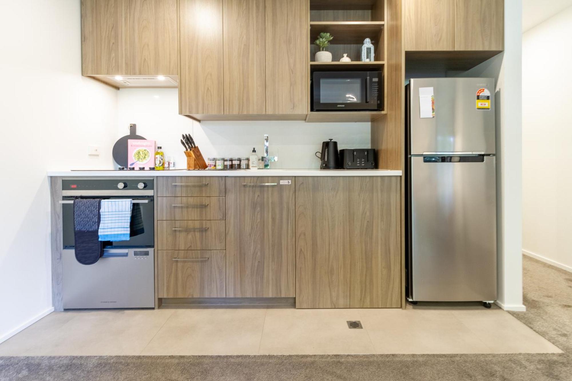 Apartment Cozy 1-bed With Park Views, Sleeps 4 *