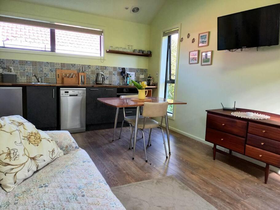 Garden Setting, Quality Independent For Two