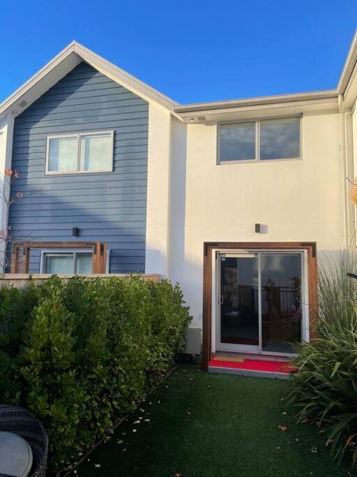 Cbd 2 Bedroom Parkside Living By Hagley With Free Parking