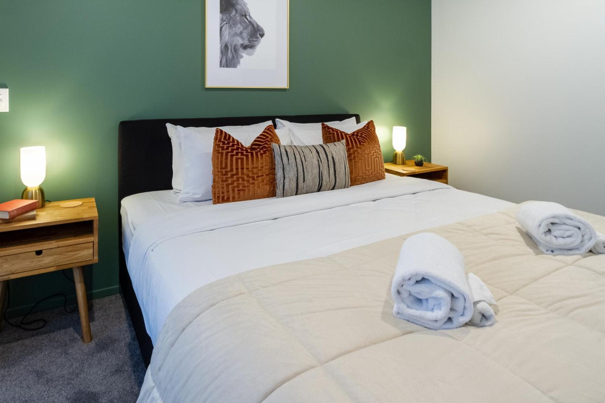 Designer Detailing In The Cbd: 2 Bed 2.5 Bath Apartment *
