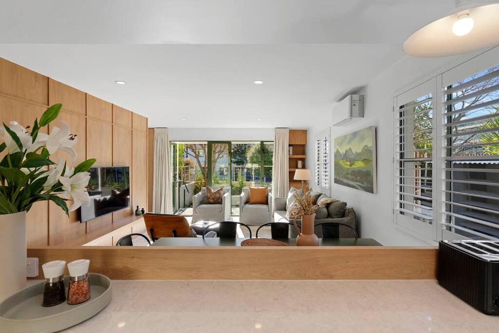 Chester Street Corner Apartment *