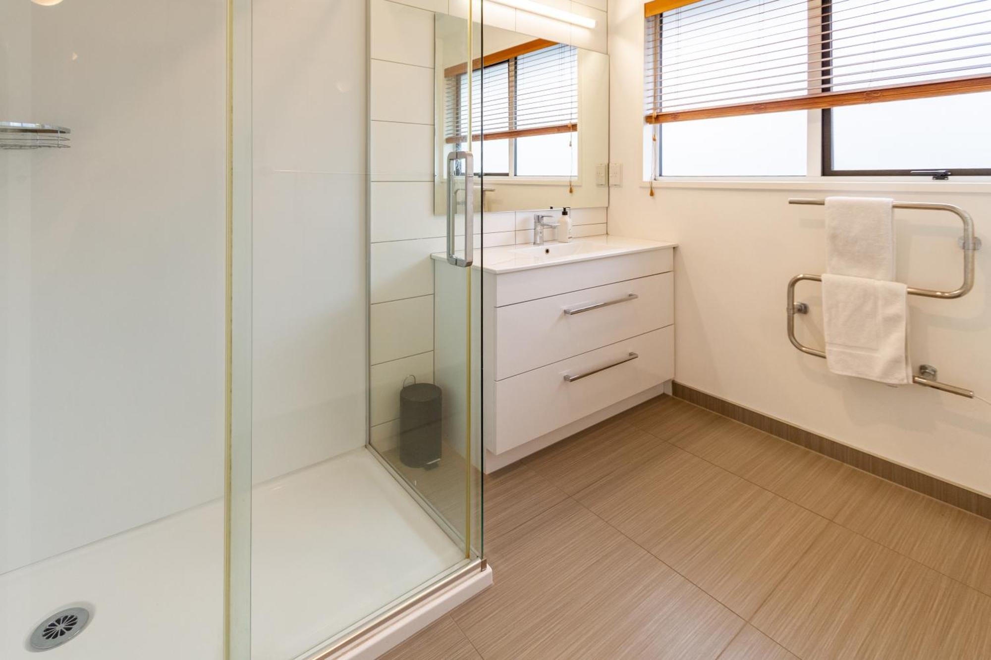 Modern Comforts In Hoon Hay Apartment Christchurch