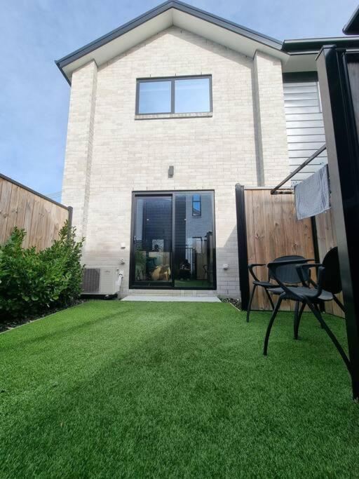 Addington Townhouse 7 Mins Walk To Arena Holiday home *