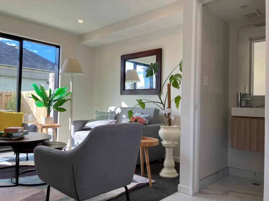 Apartment 2-bedroom Ensuite, Close To City, Comfortable, Accessible With Own Parking *