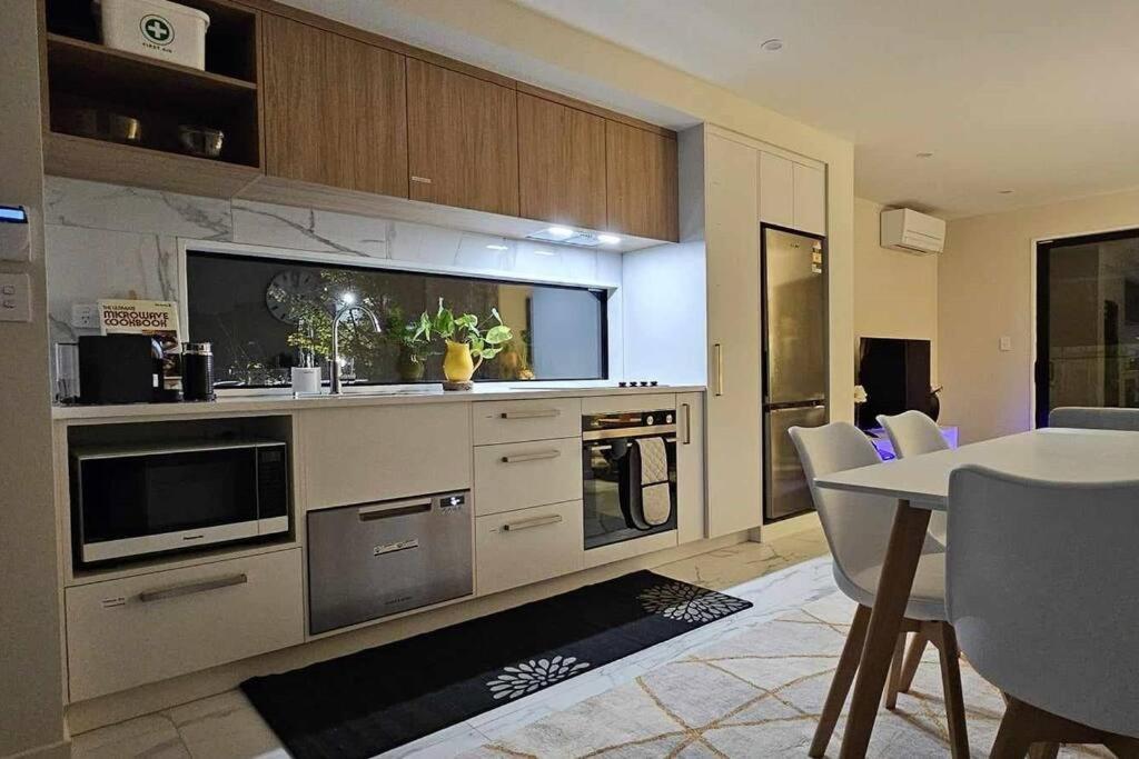 Apartment 2-bedroom Ensuite, Close To City, Comfortable, Accessible With Own Parking Christchurch