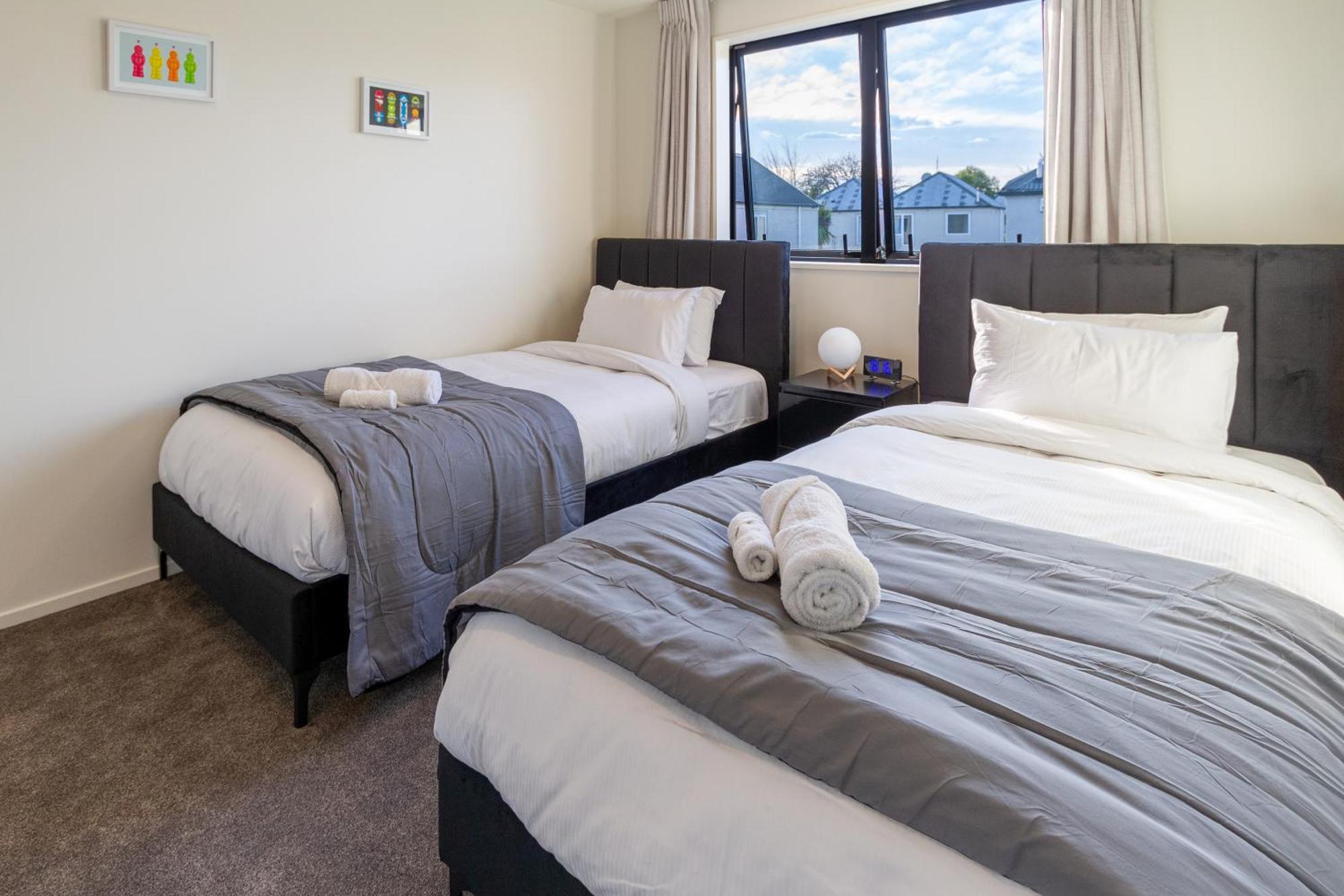 With Car Park, Sunny Deck & 65-inch Tv Apartment Christchurch
