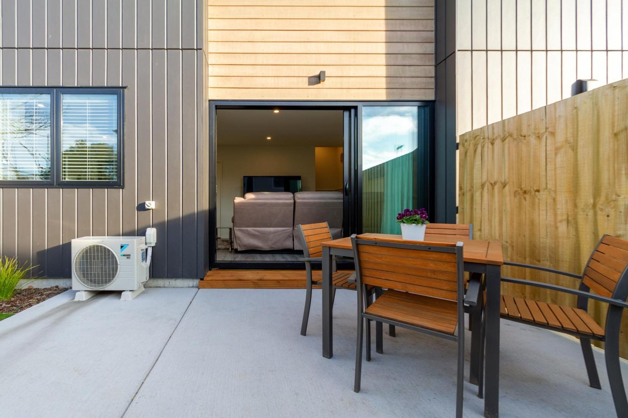 With Car Park, Sunny Deck & 65-inch Tv Apartment *