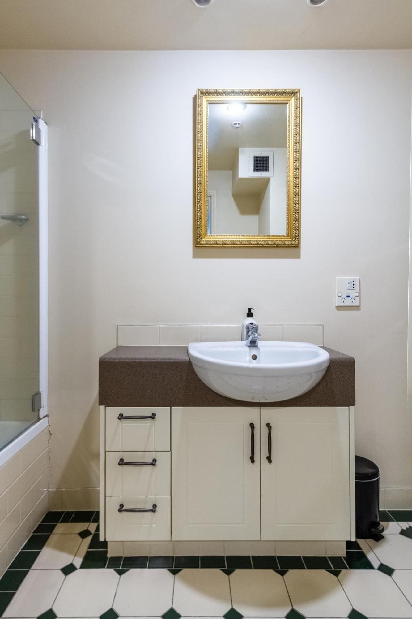 Beauty In The Cbd - 1bed Free Parking Pool