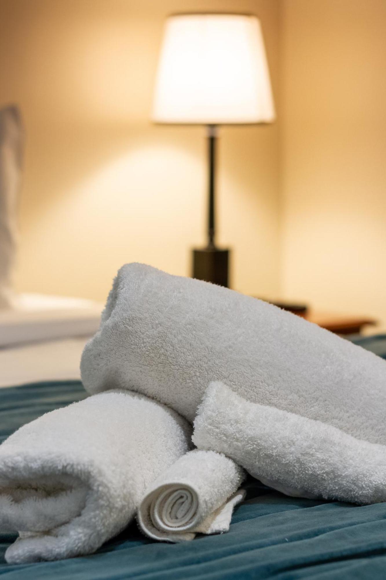 Beauty In The Cbd - 1bed Free Parking Pool Apartment *