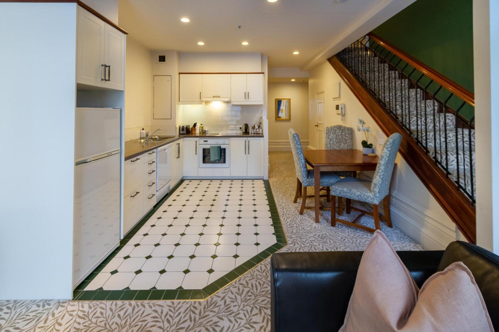 Beauty In The Cbd - 1bed Free Parking Pool Apartment *