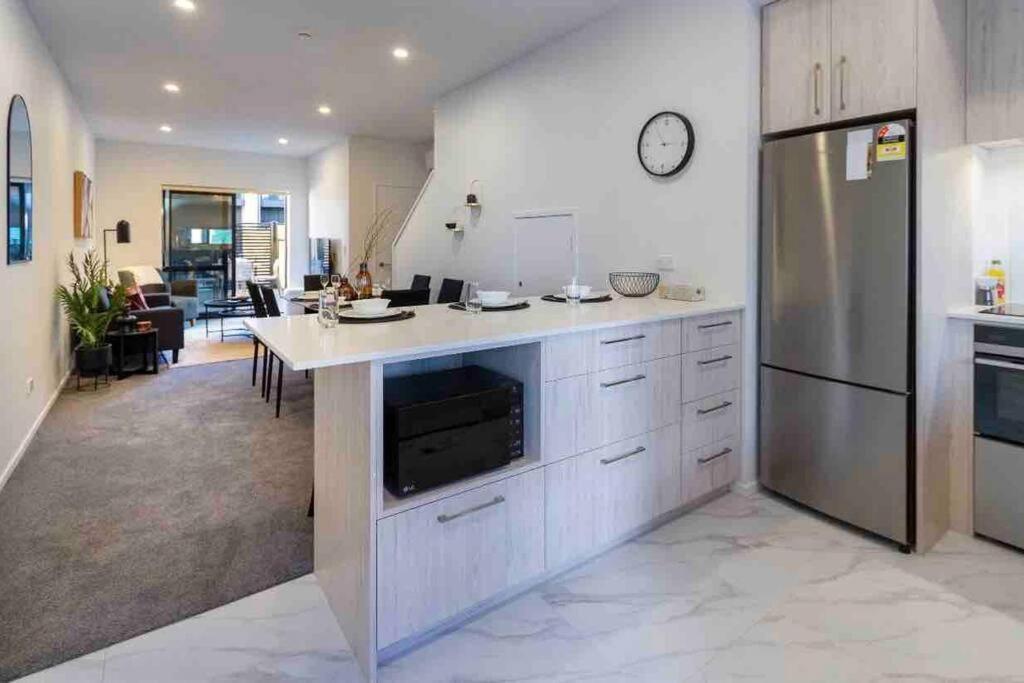 4 Minutes Walk To Riverside Market!4bed 4 Bath Apartment *