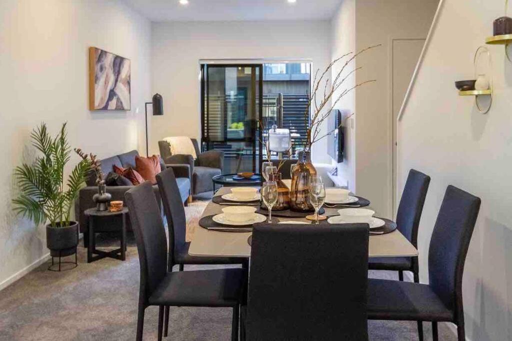 4 Minutes Walk To Riverside Market!4bed 4 Bath Christchurch