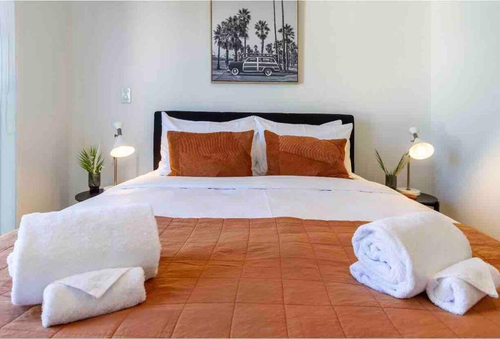 4 Minutes Walk To Riverside Market!4bed 4 Bath *