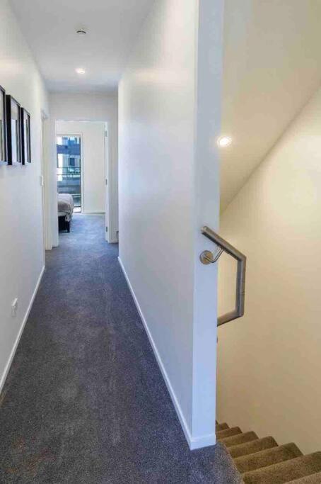 4 Minutes Walk To Riverside Market!4bed 4 Bath Apartment *