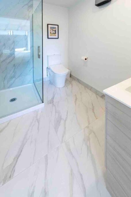4 Minutes Walk To Riverside Market!4bed 4 Bath * Christchurch