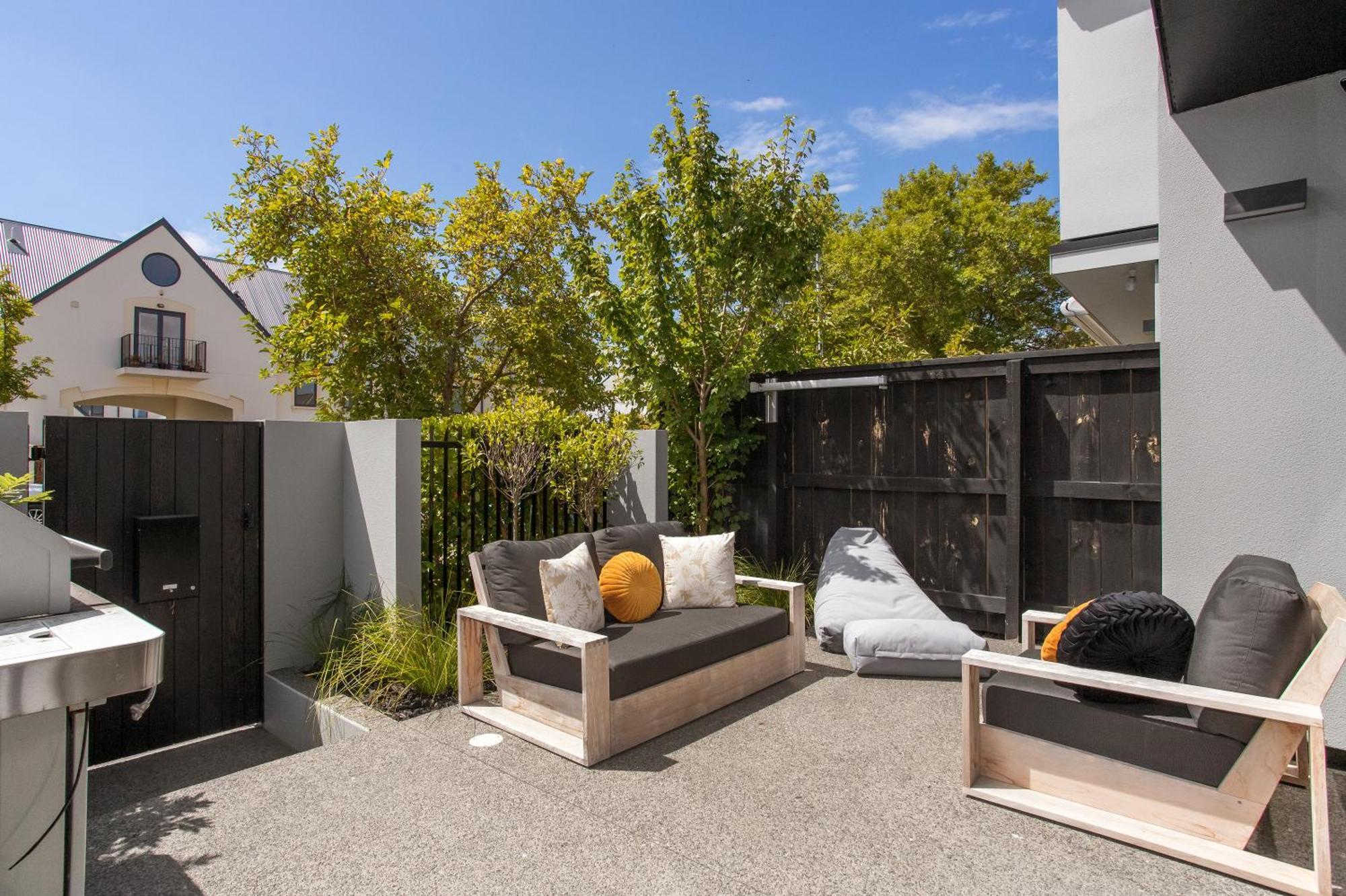 A Luxurious Retreat Sleeps 6 Apartment *