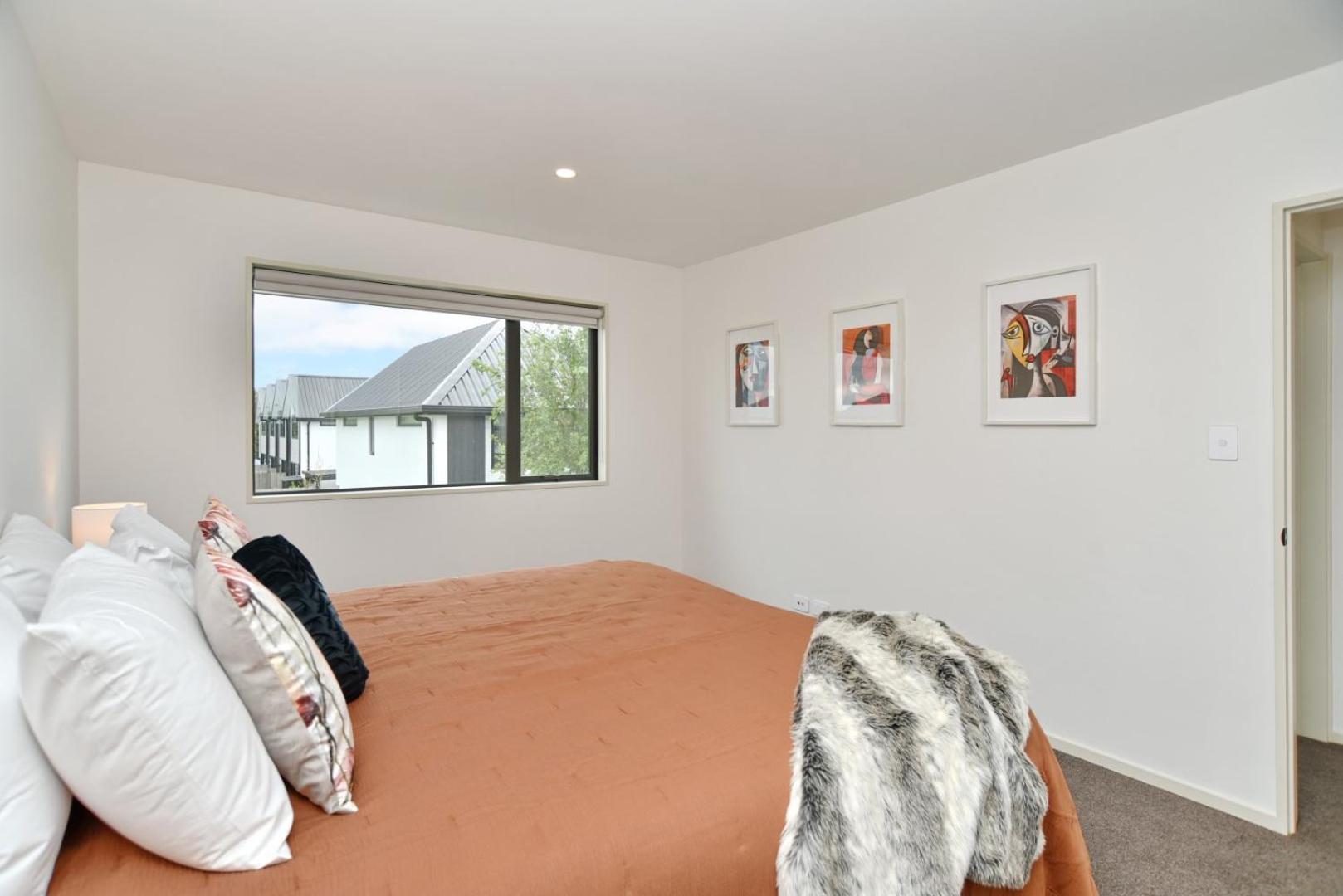Broadbent Townhouse - Homes *