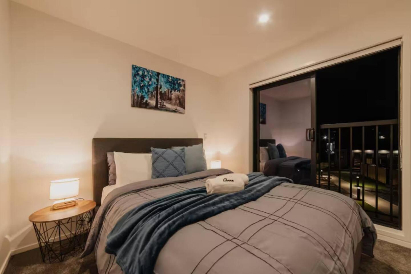 Cbd 6 - 2 Bed 2 Bath Apartment *