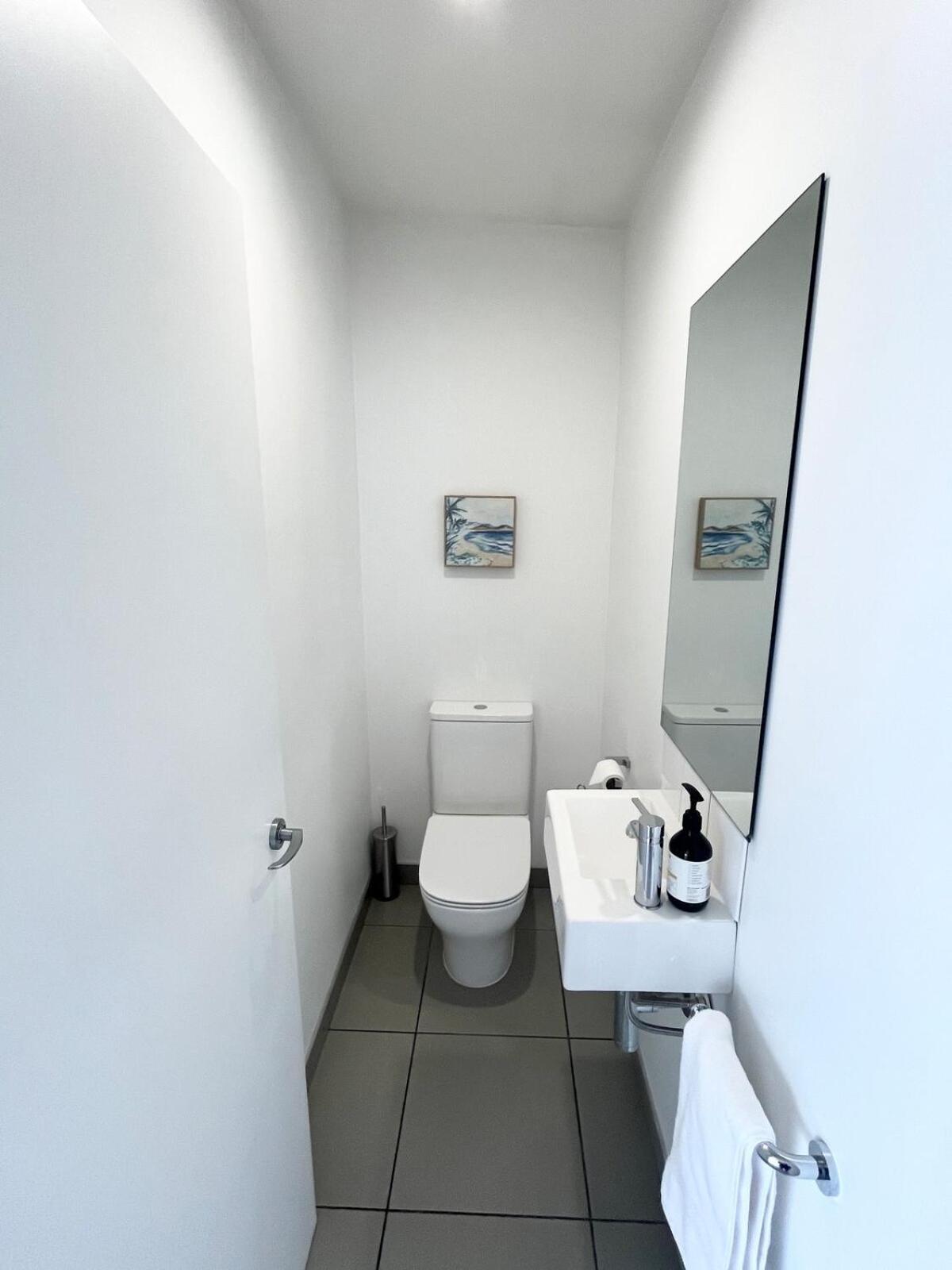 Large Townhouse Double Garage Additional Parking Full Kitchen And Dining Christchurch