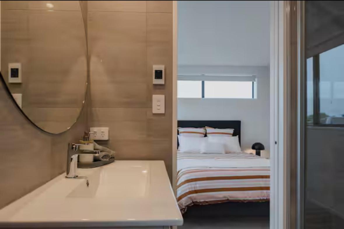 Apartment Travellers' Dream Steps From Shops And Close To Airport *