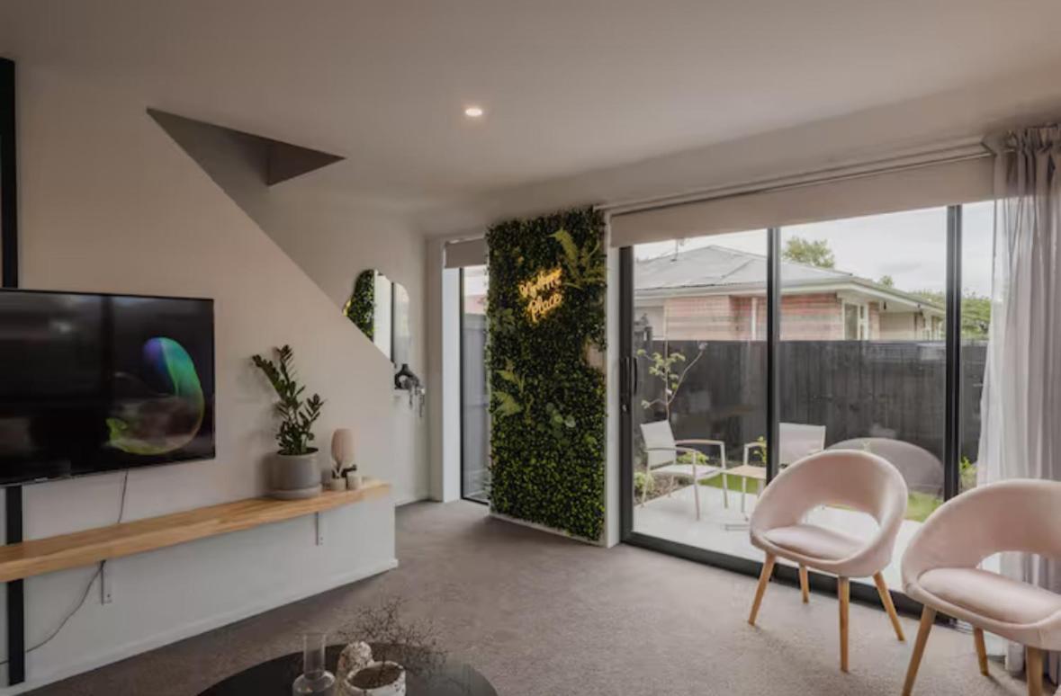 Apartment Travellers' Dream Steps From Shops And Close To Airport