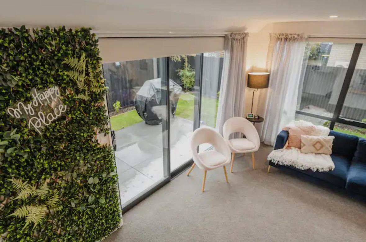 Apartment Travellers' Dream Steps From Shops And Close To Airport *