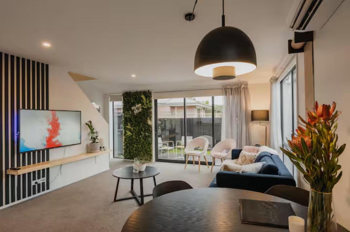 Apartment Travellers' Dream Steps From Shops And Close To Airport *