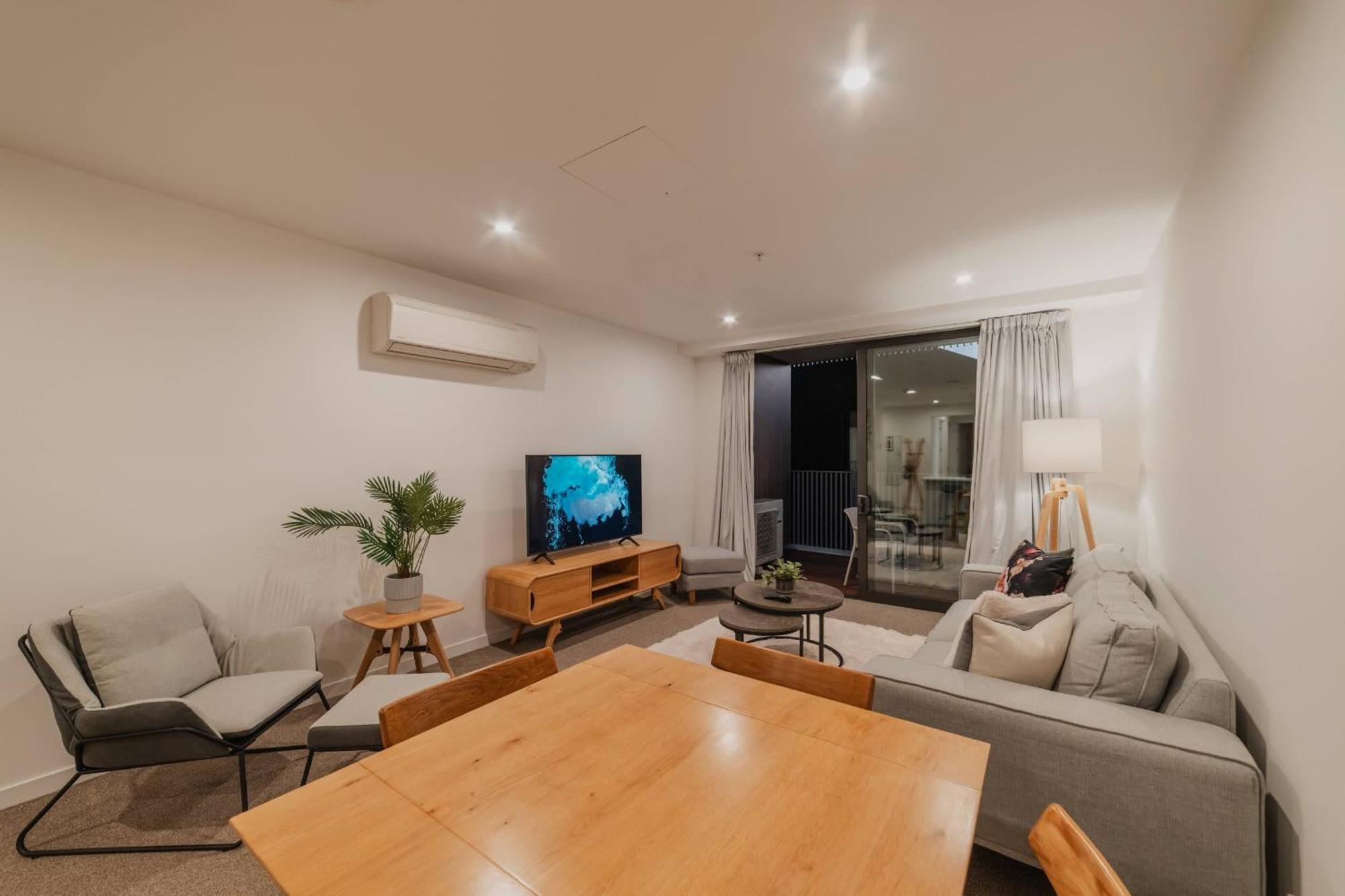 Holiday home Convenient Pad - 2br Laundry Sleeps 5 *