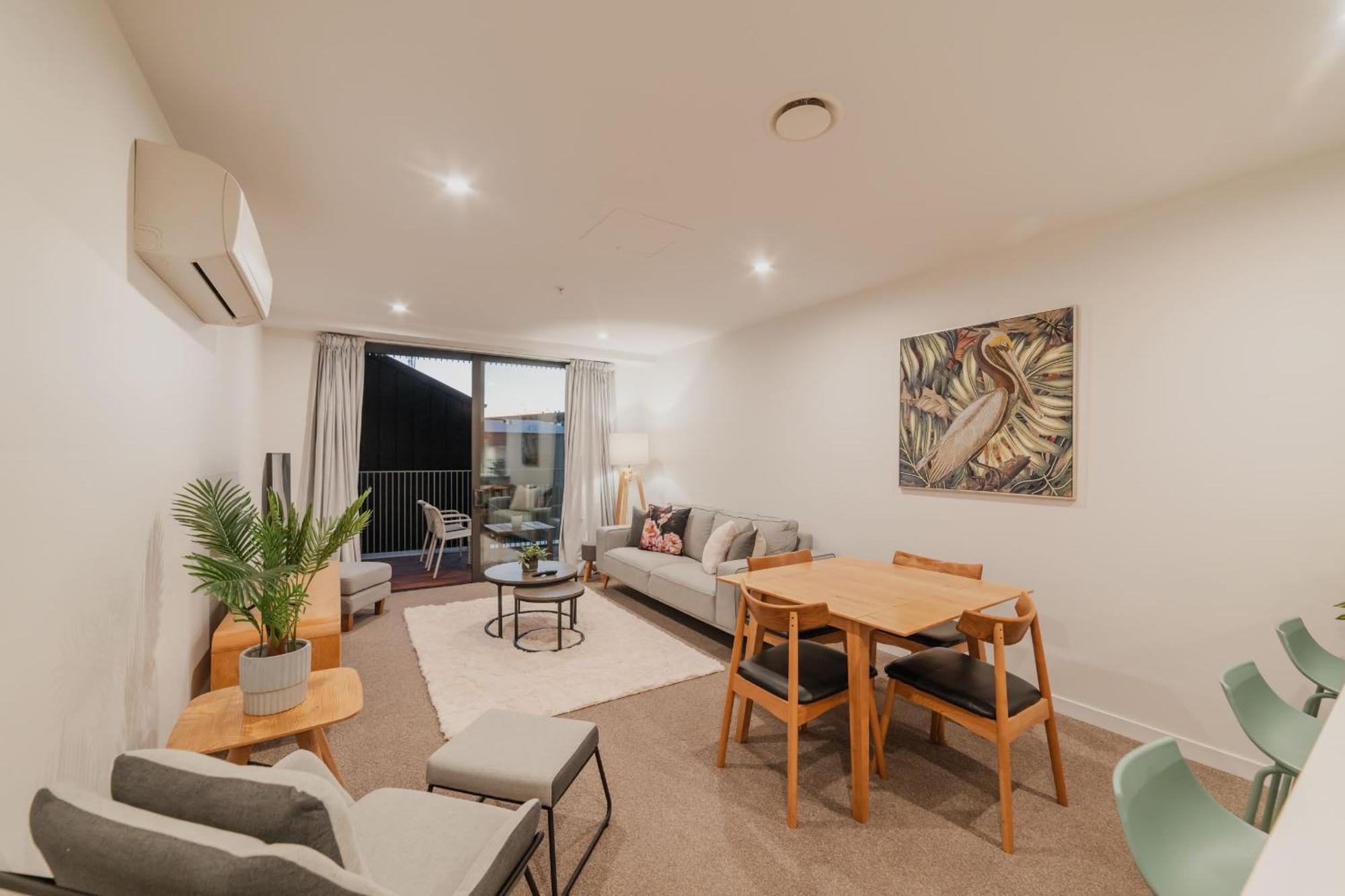 Holiday home Convenient Pad - 2br Laundry Sleeps 5 *