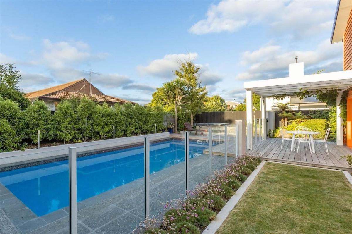 Villa Fringe Luxury With Pool And Christchurch