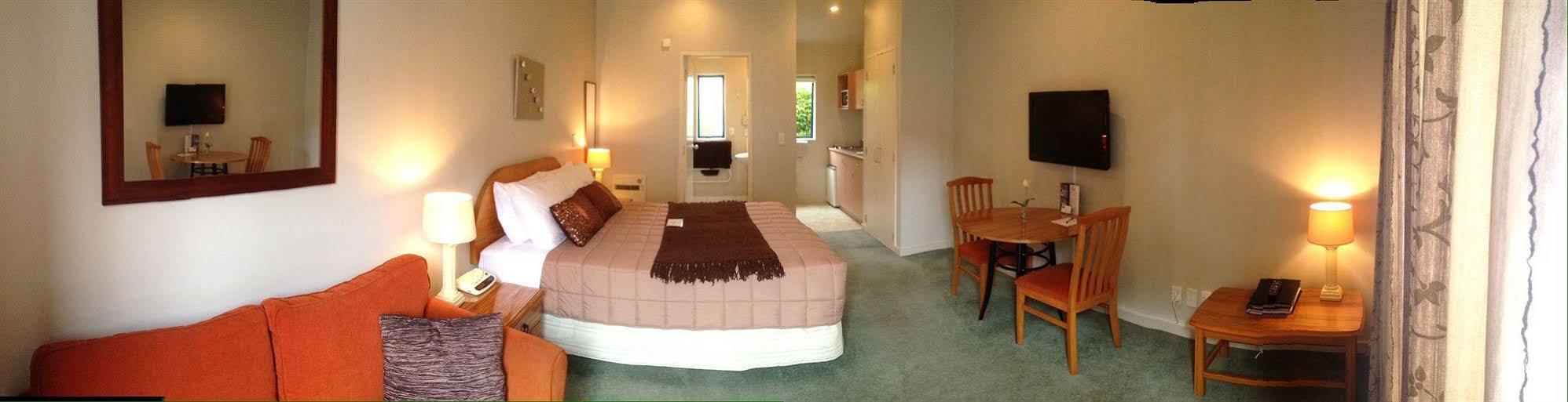 Bush Court Motel 4*