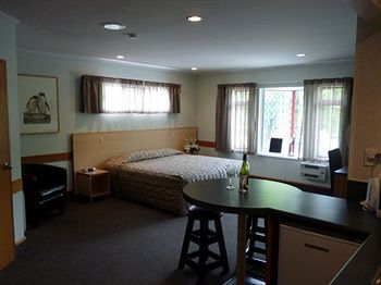 Amross Court Motel 4*
