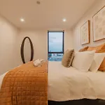 Central 1Br Apt - Balcony Kitchen & Bath